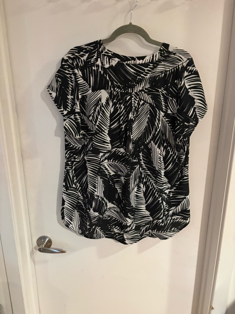 Banana Republic Black & White Palm-Print Short Sleeve Top